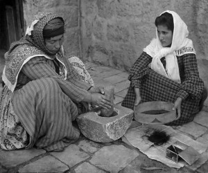 Gratë palistineze duke grryer kokrrat e kafesë
